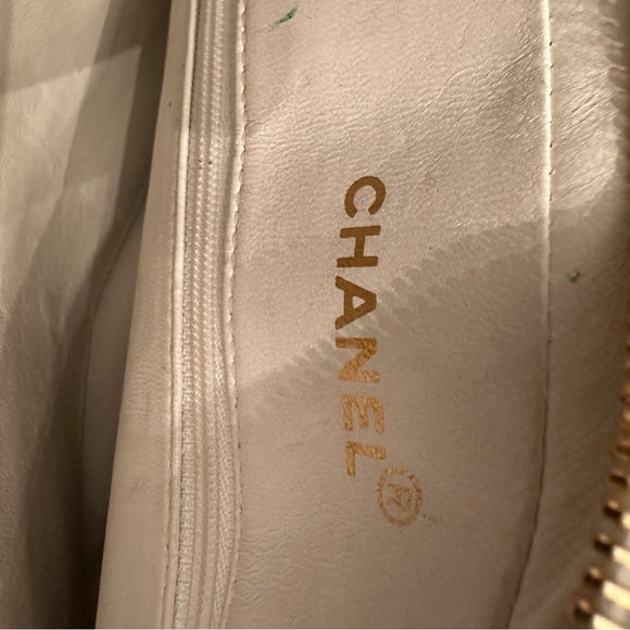 Vintage Chanel Medium Diana Flap
Bag White Caviar Gold Hardware - Picture 4 of 9